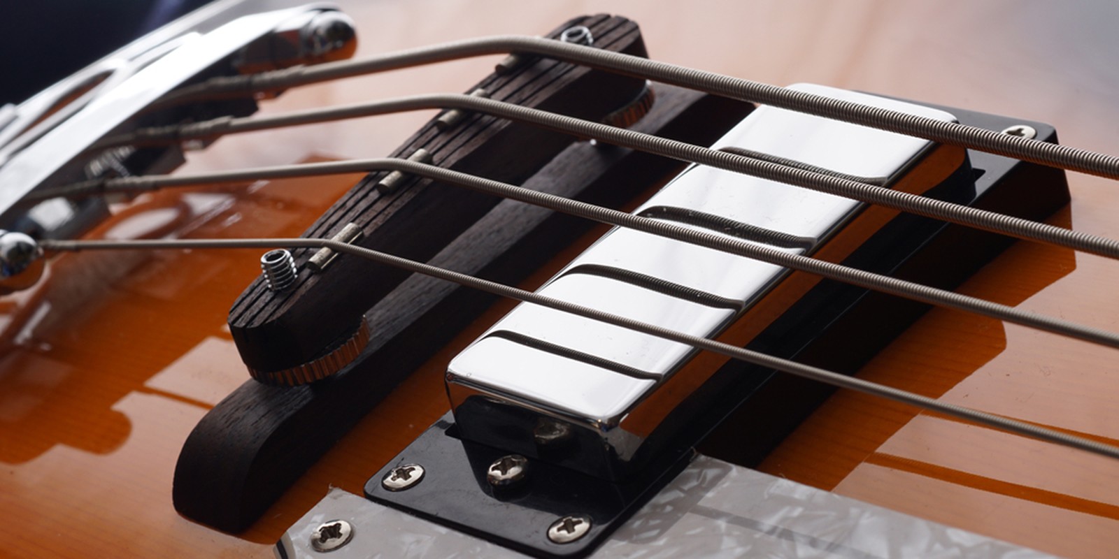 Tonabnehmer eines halbakustischen viersaitigen Basses