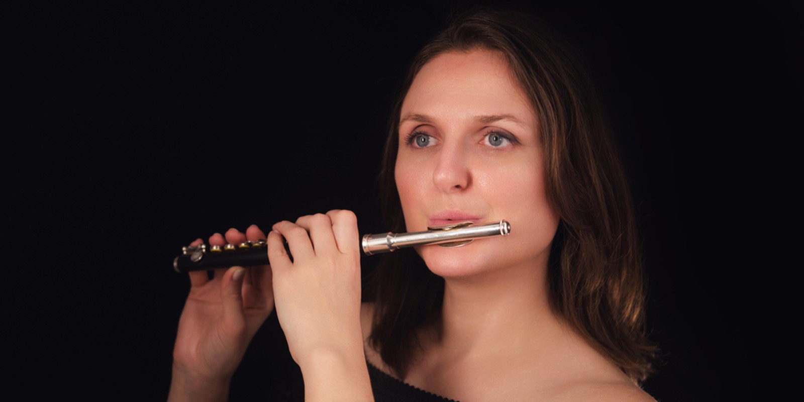 Frau spielt eine Piccoloflöte