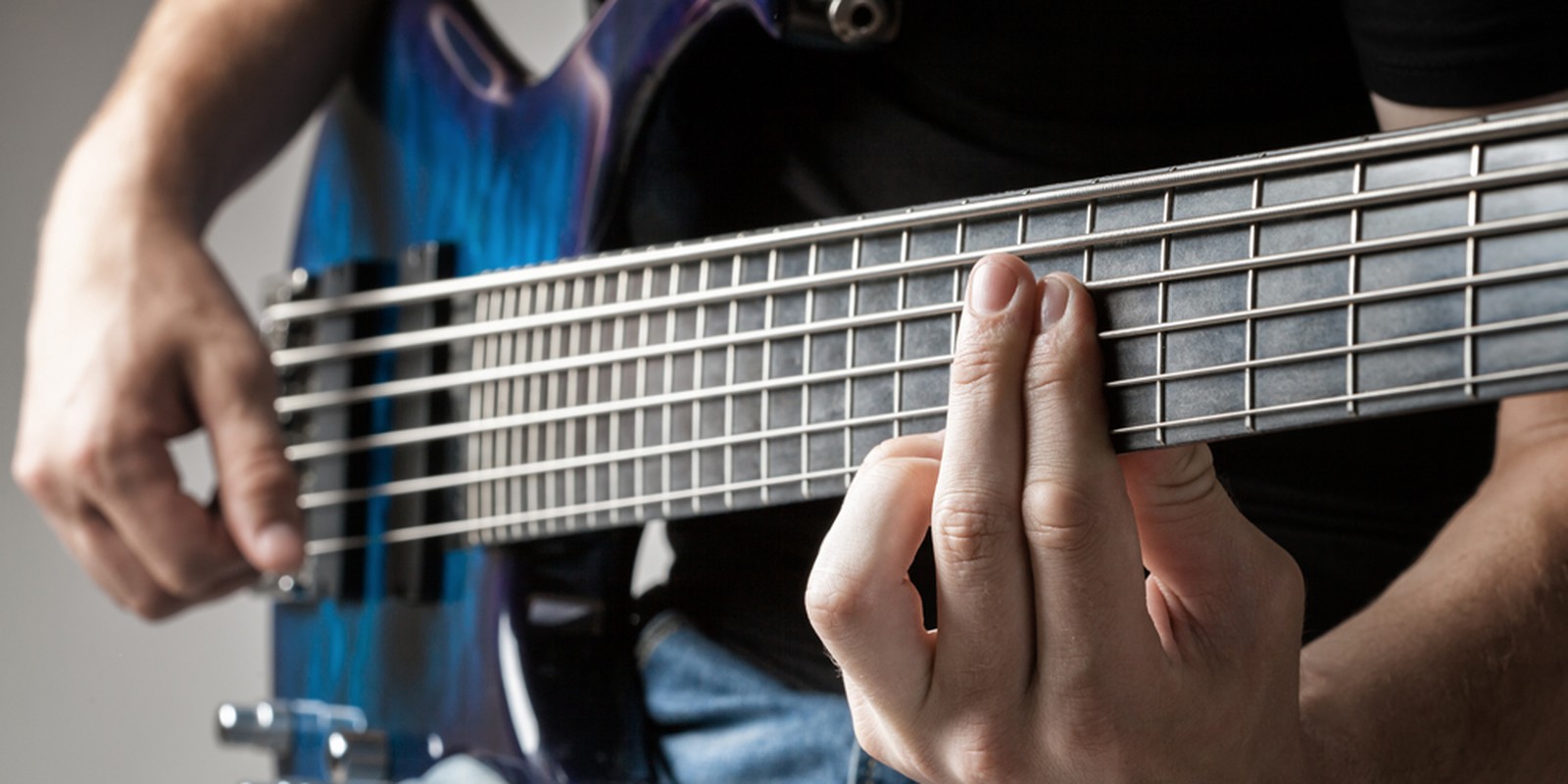 Sechssaitiger Bass im blauen Finish