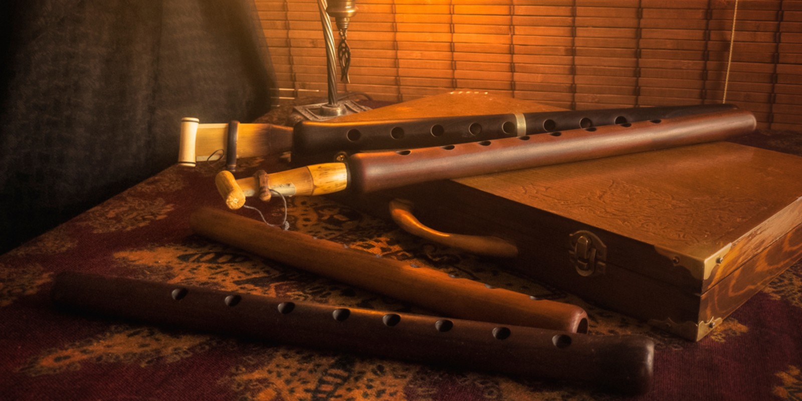 Duduks auf einer Holzschatulle