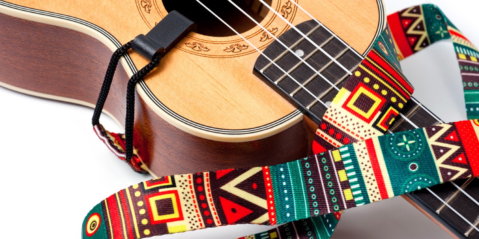 Ukulele mit gemustertem Gurt