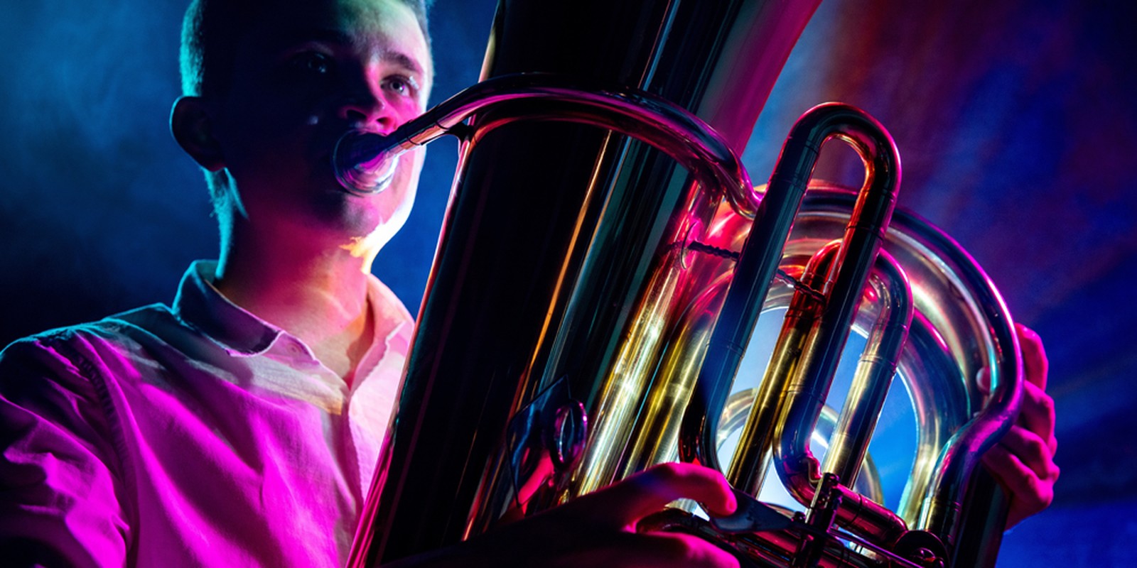 Tuba vor dunklem Bühnenhintergrund im Detail