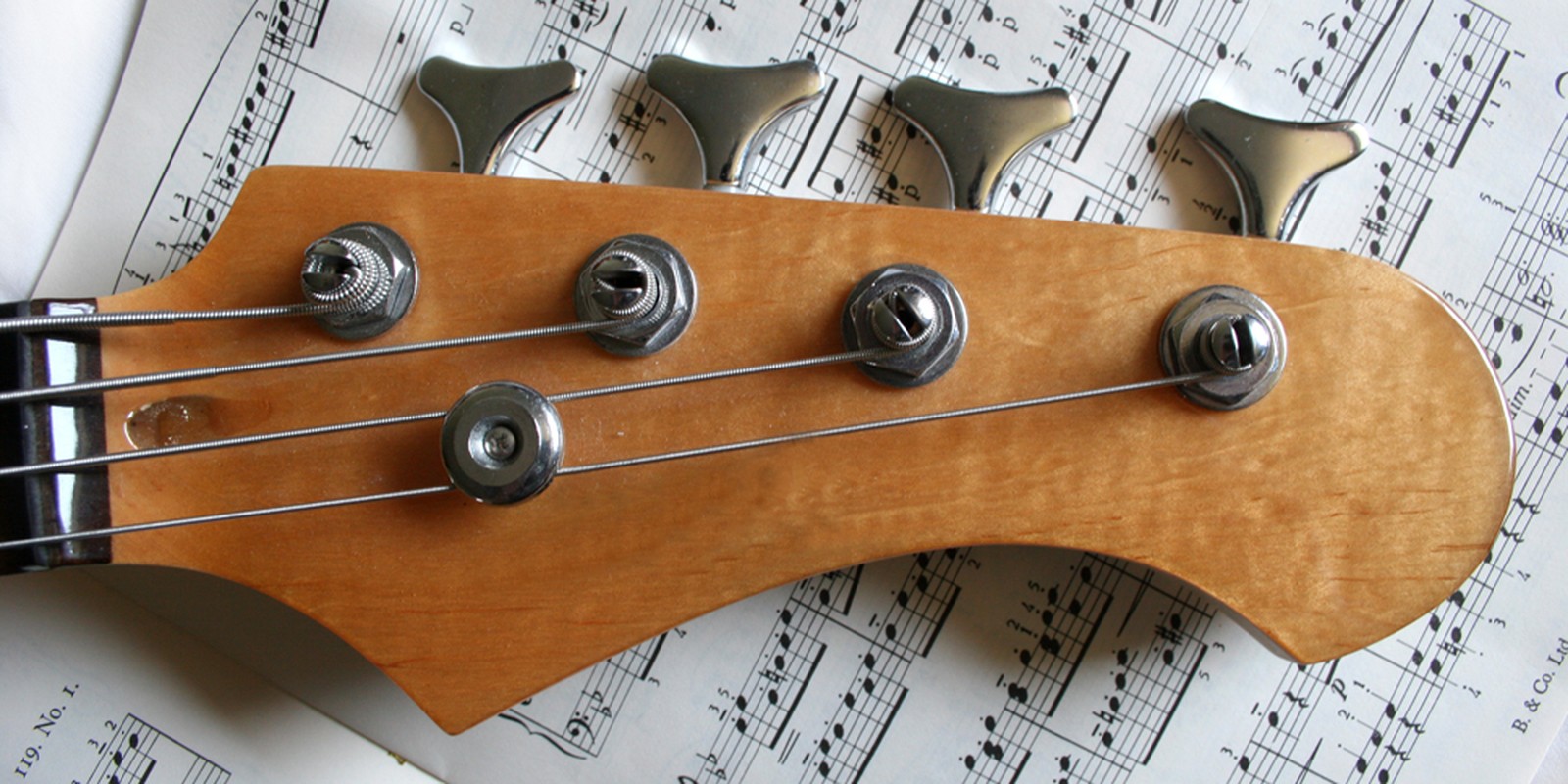 Kopfplatte eines E-Basses auf Notenpapier