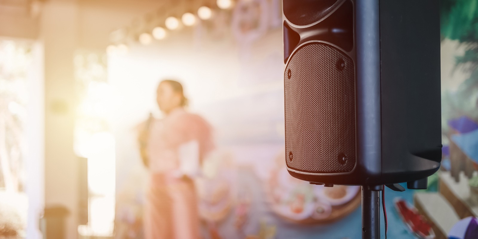 Lautsprecherbox auf Stativ