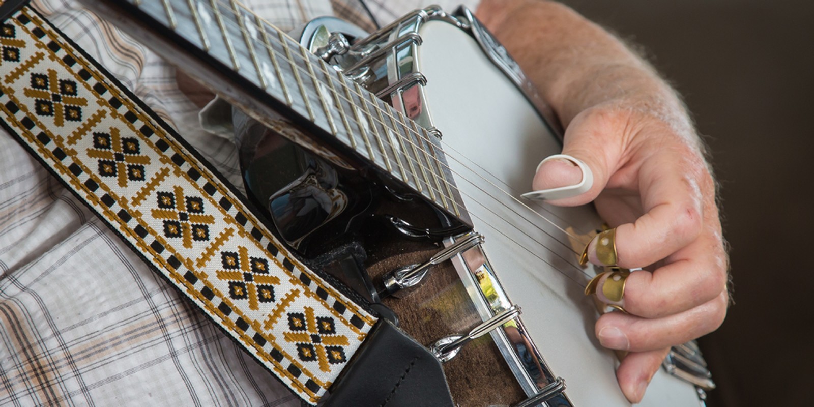 Banjo mit gemustertem Gurt