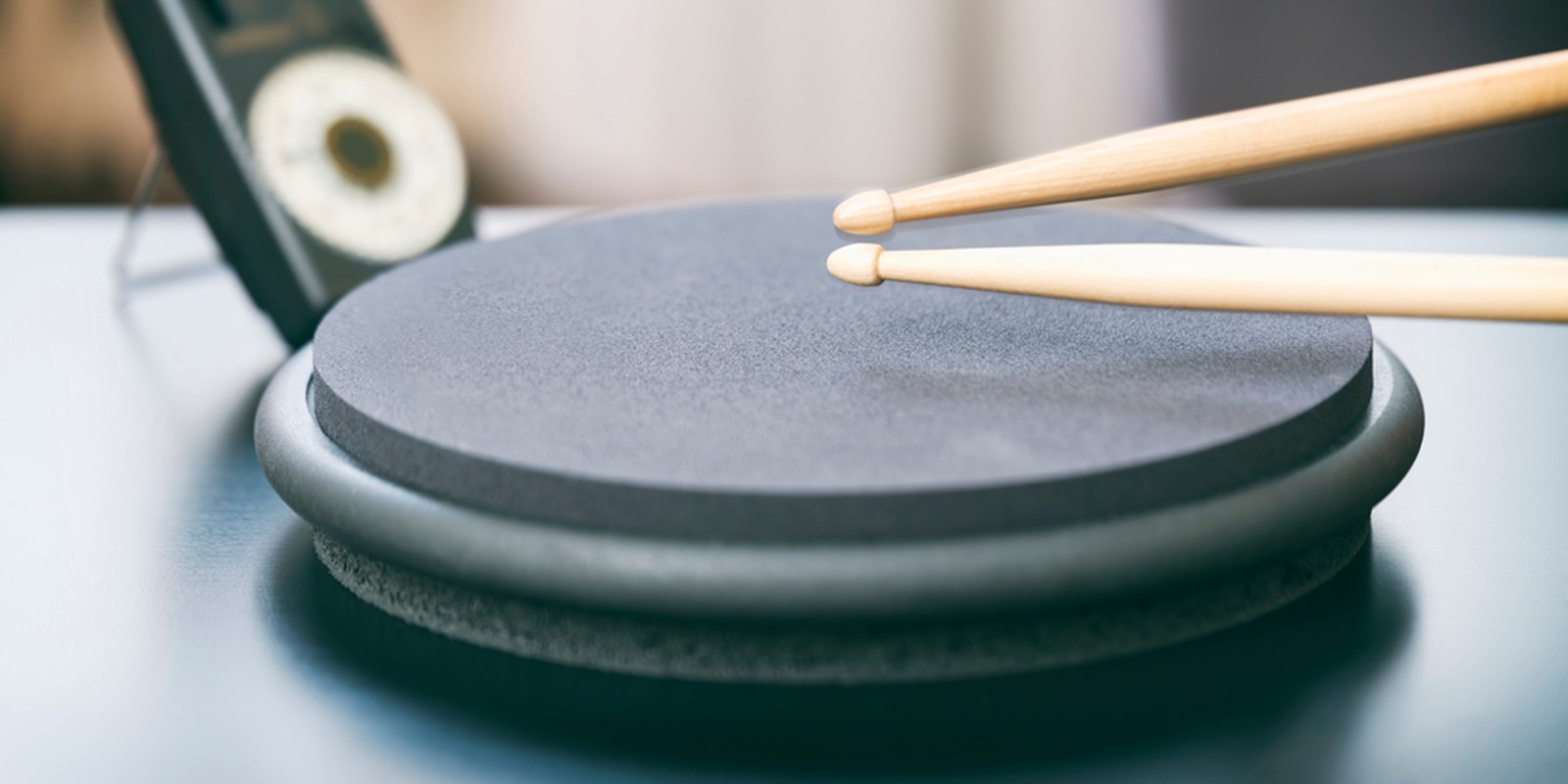 Schlagzeug-Übungspad mit Sticks und Metronom