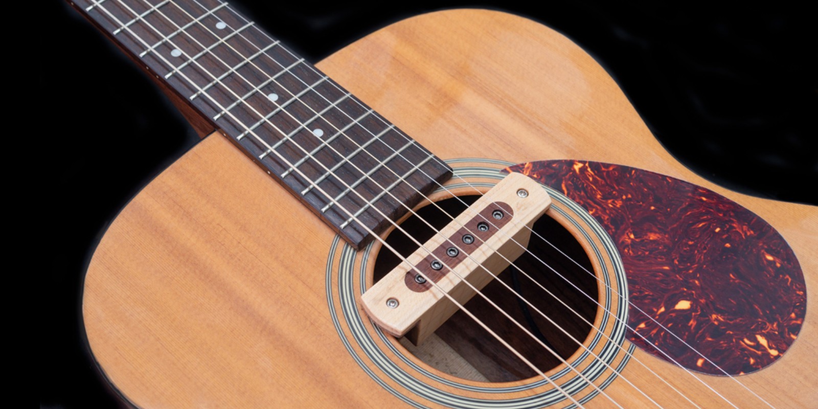 Akustikgitarre mit Tonabnehmer