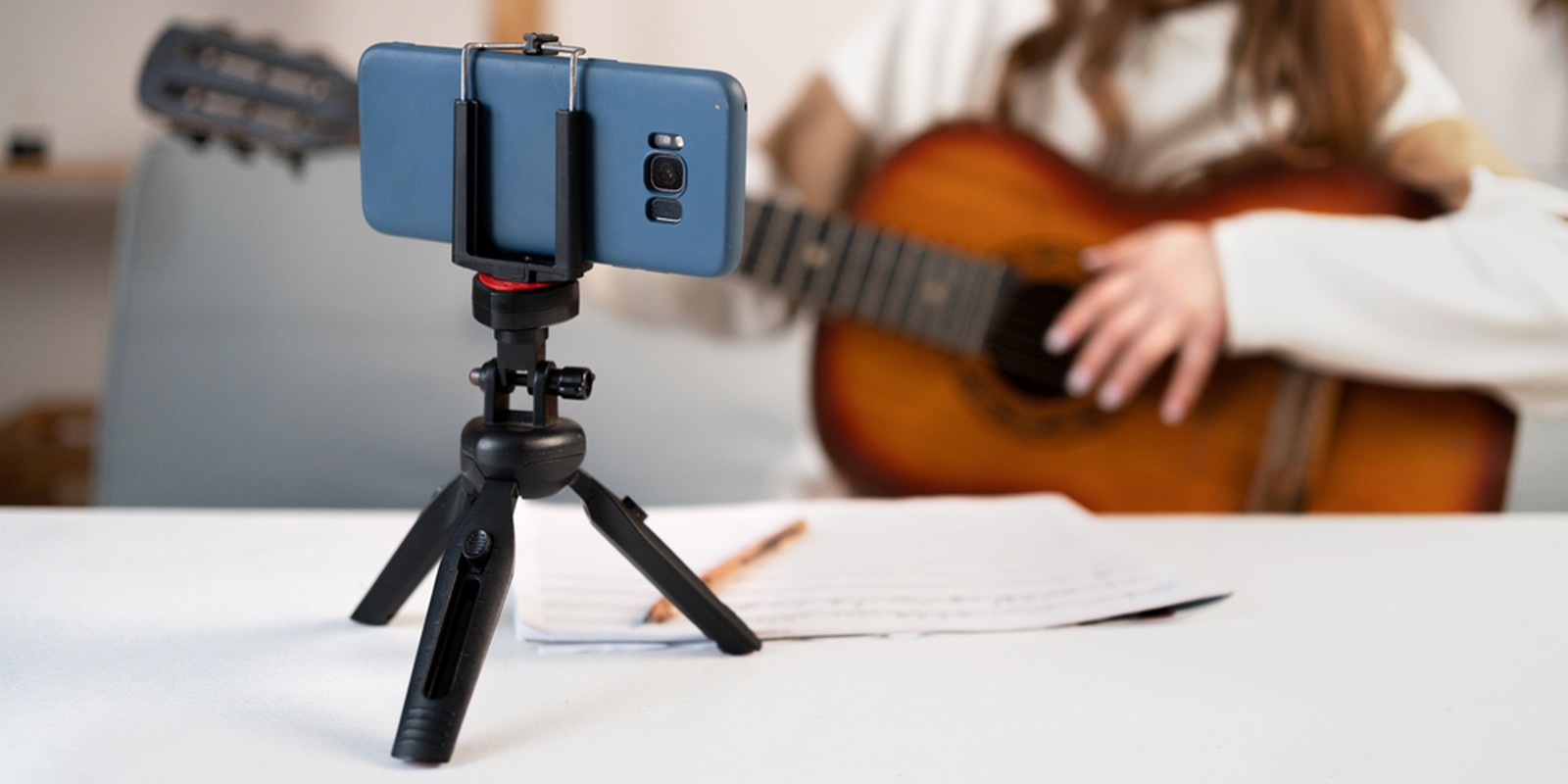 Smartphone auf einem Stativ