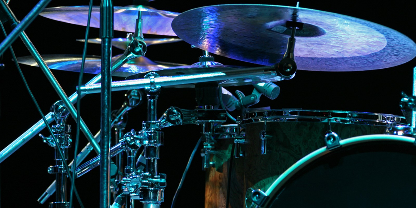 Galgenbeckenständer an einem Schlagzeug