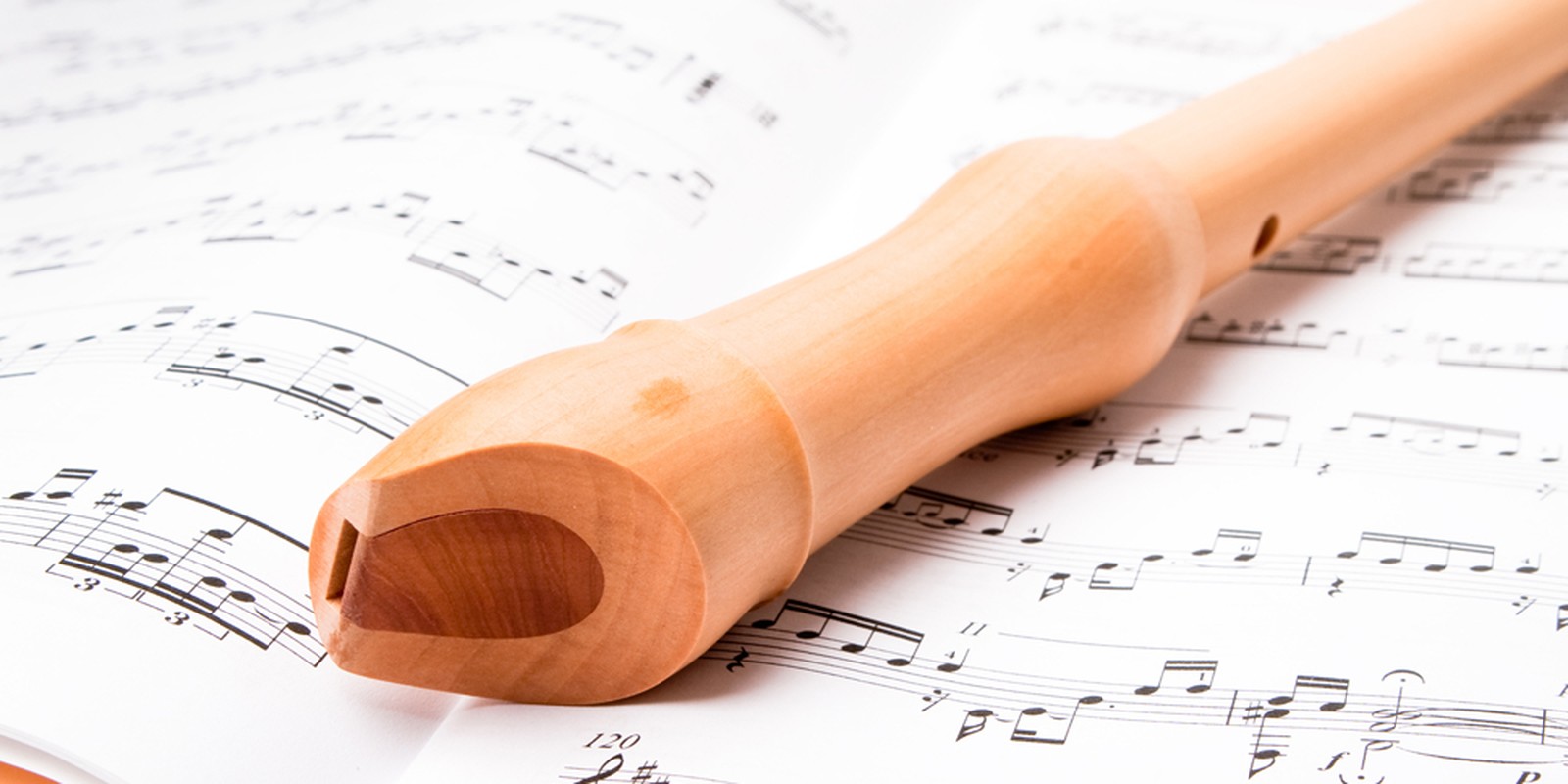 Alt-Blockflöte auf einem Notenblatt