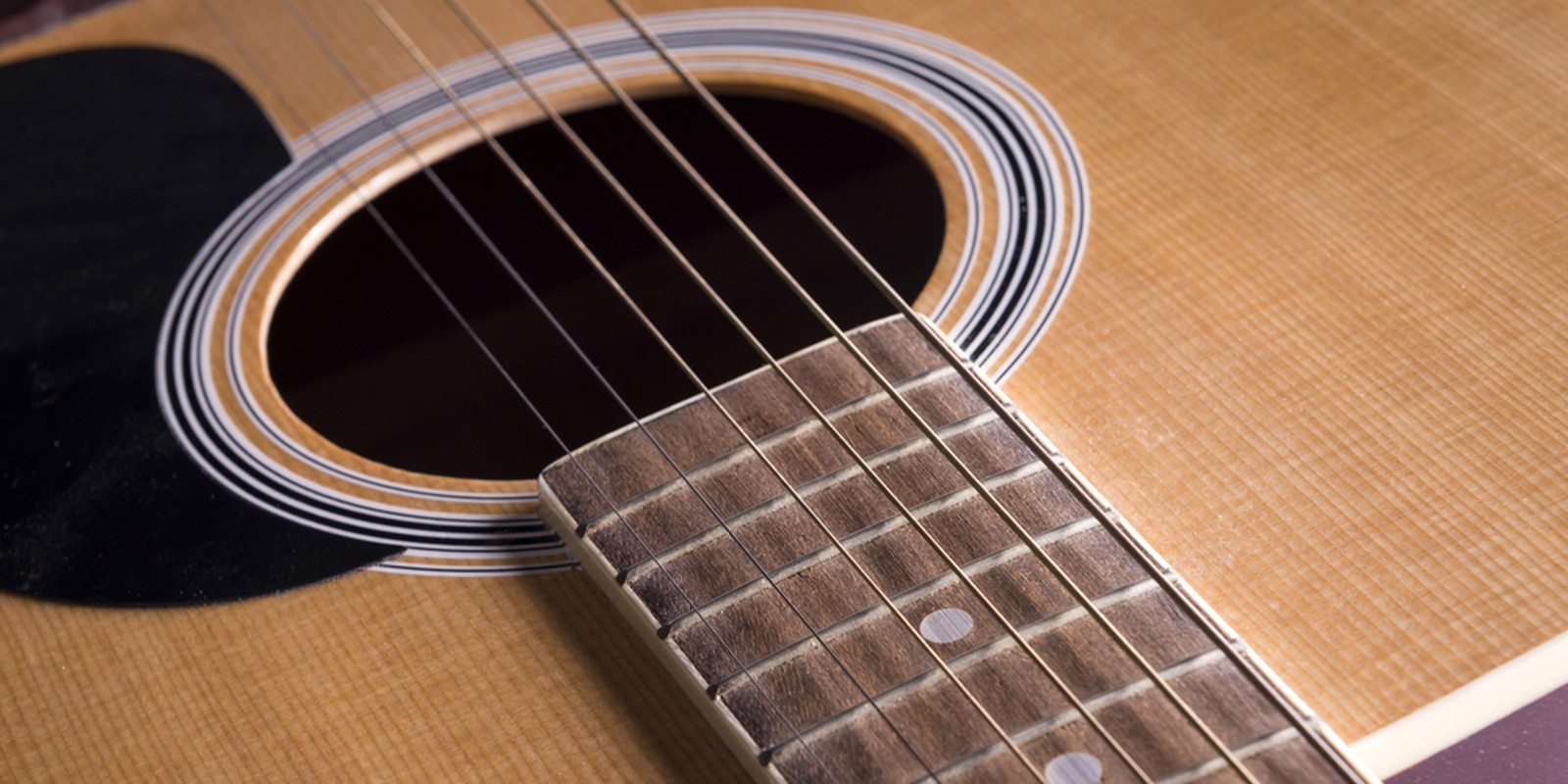 Saiten auf einer Akustikgitarre