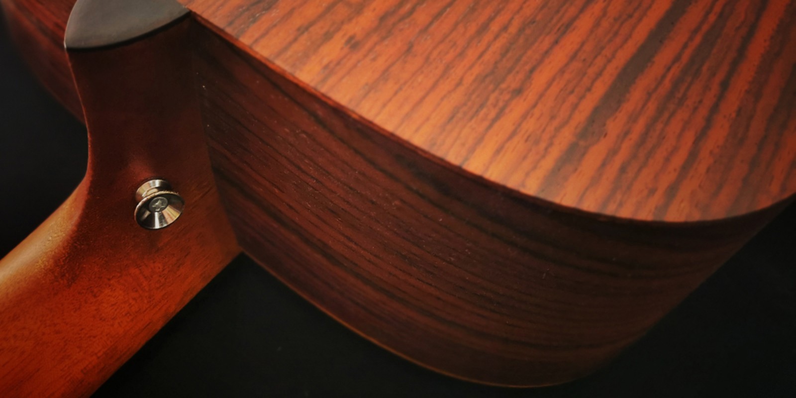 Gurtpin an einer Akustikgitarre