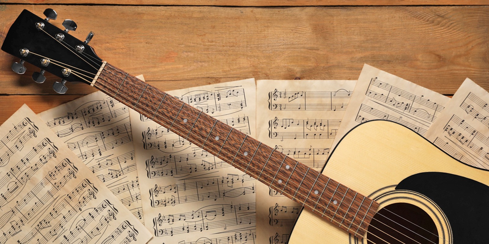 Hals einer Gitarre auf Notenpapier