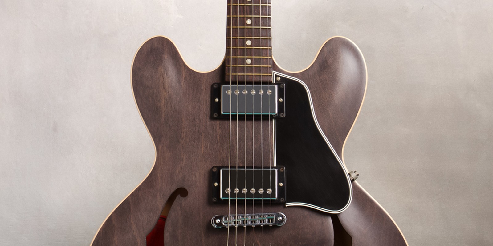 Schlagbrett und Pickups einer halbakustischen Gitarre