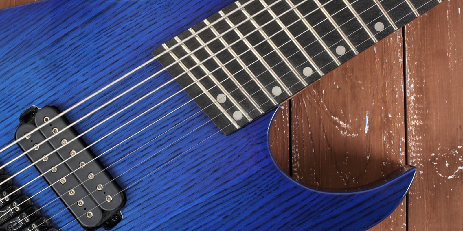 Saiten auf einer 8-Saiter E-Gitarre