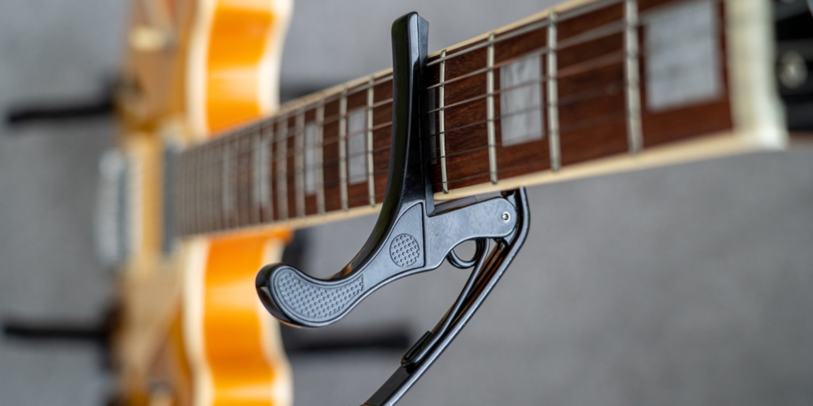 E-Gitarre mit Kapodaster