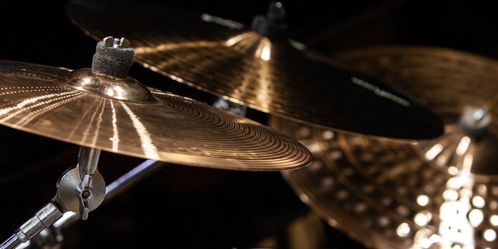 Beckenset am akustischen Schlagzeug