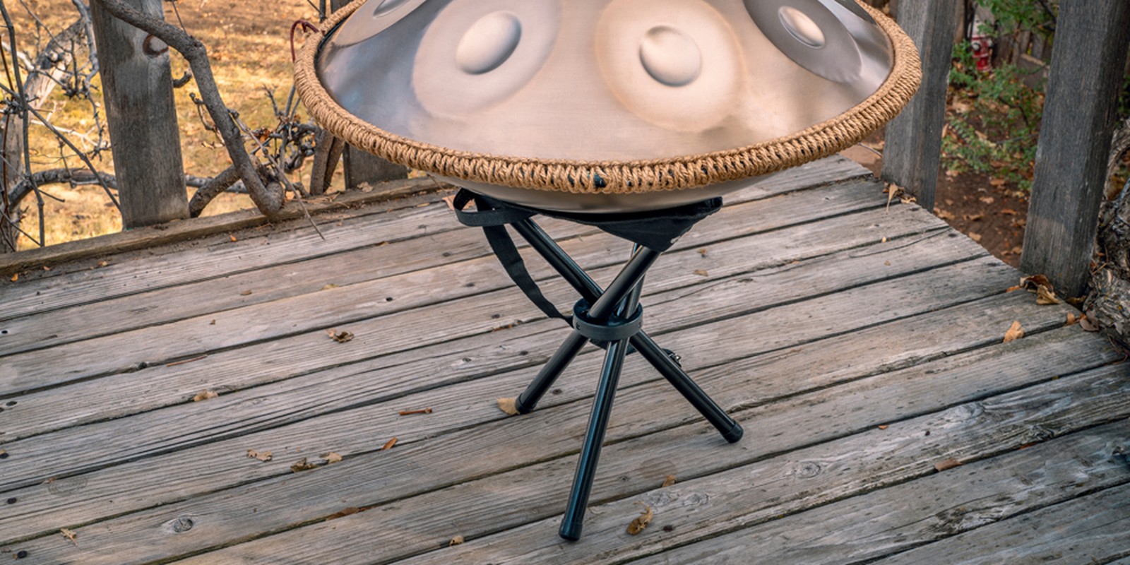 Handpan auf einem Ständer