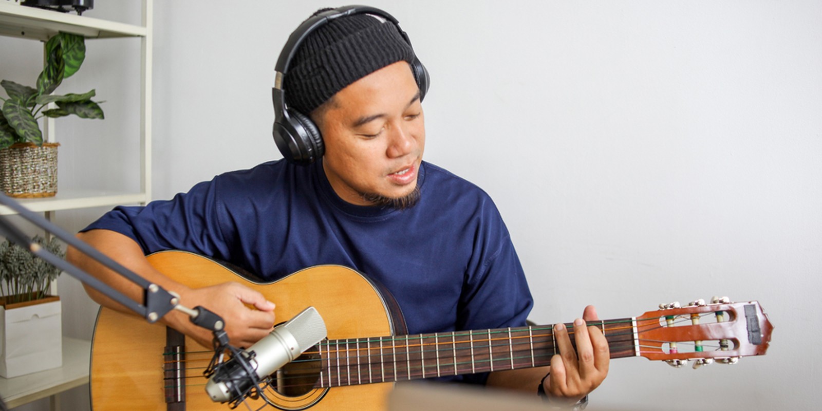 Mikrofon an einer Akustikgitarre