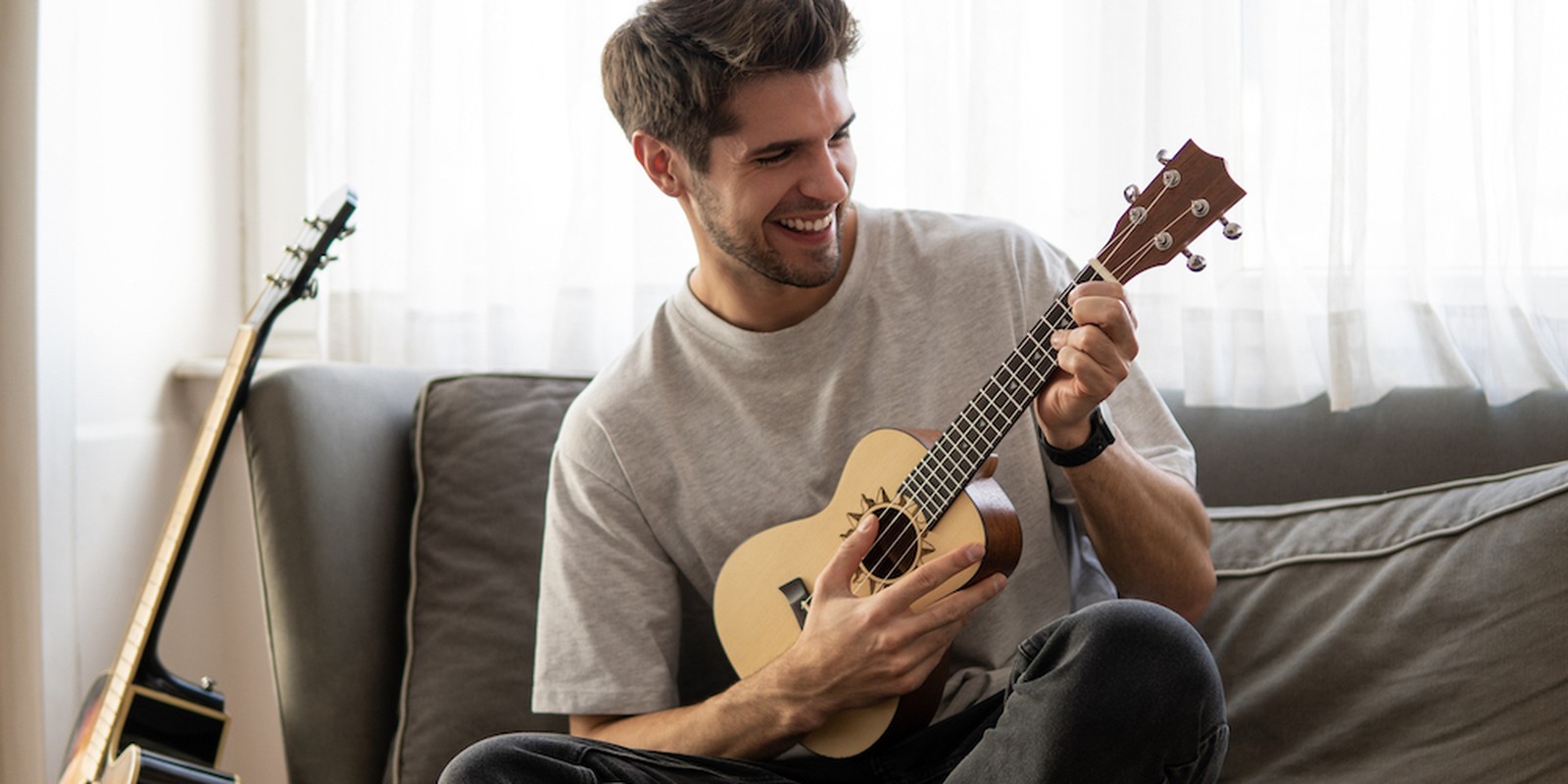 Ukulelen-Spieler auf der Couch