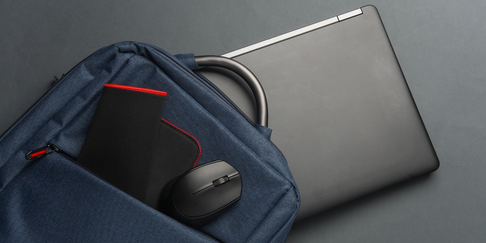 Laptop mit Tasche und Zubehör