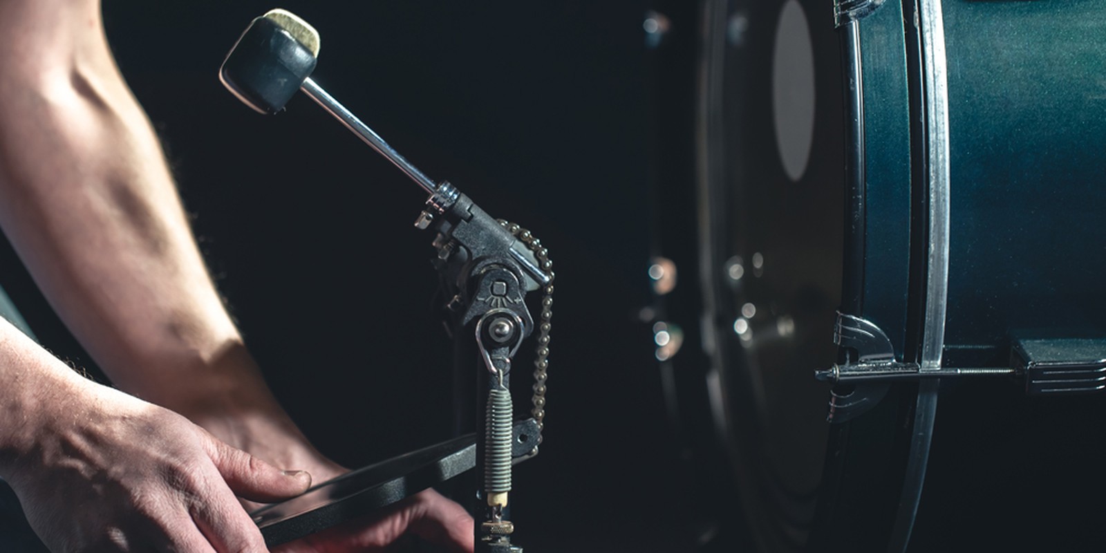 Befestigen einer Fußmaschine an der Bassdrum