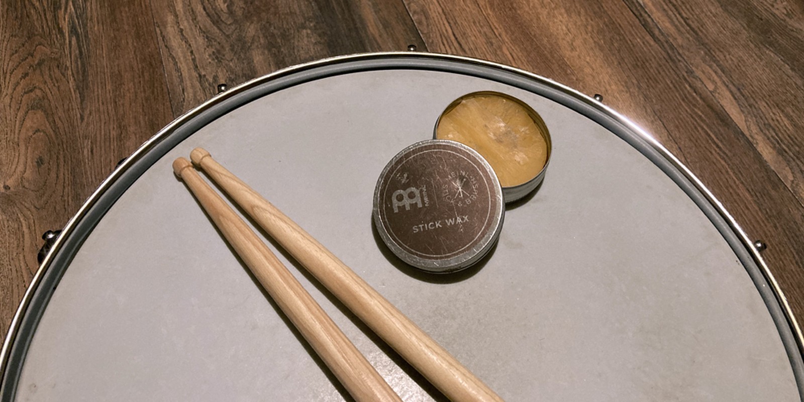 Stick Wax und Drumsticks auf einer Snaredrum