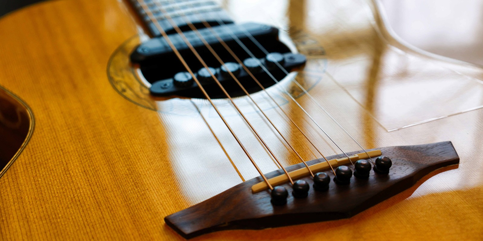 Akustikgitarre mit Tonabnehmer