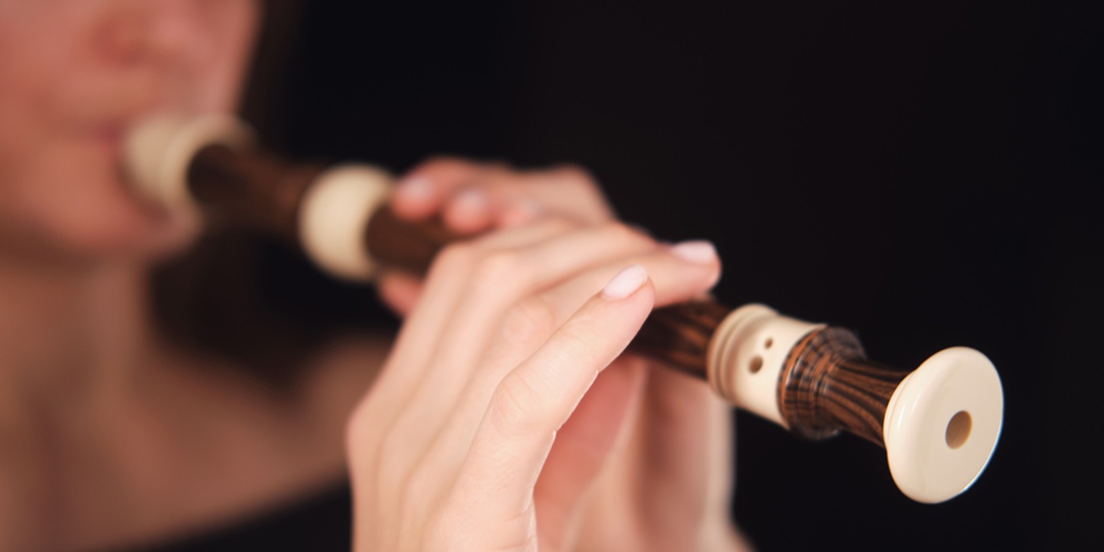 Frau spielt Alt-Blockflöte