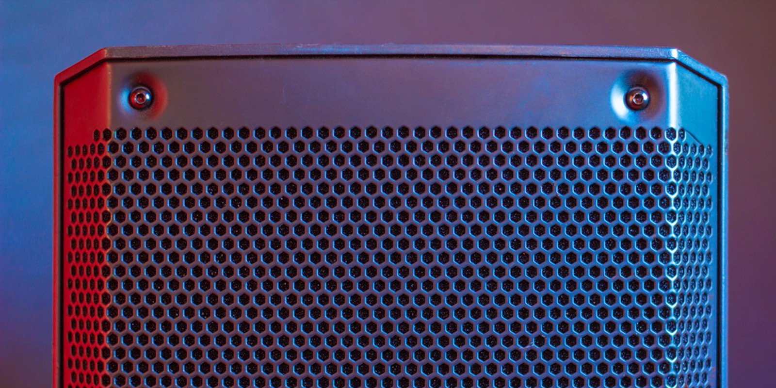 Frontgitter eines Aktivmonitors