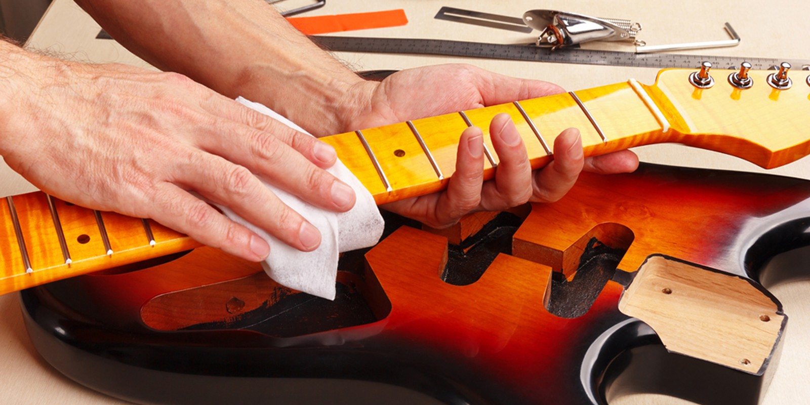 Reinigung eines E-Gitarrenhalses