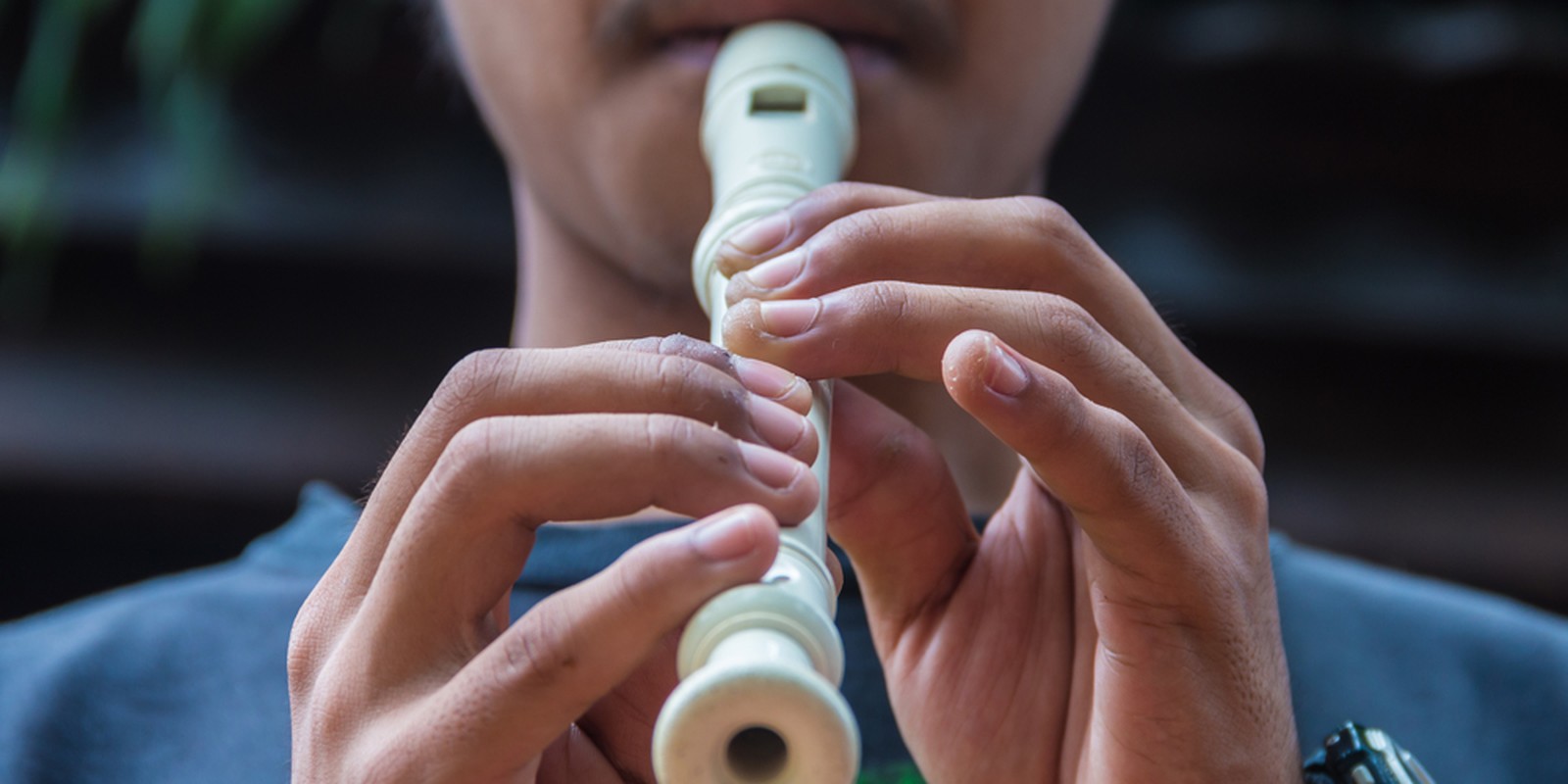 Mann spielt eine Sopranino-Blockflöte