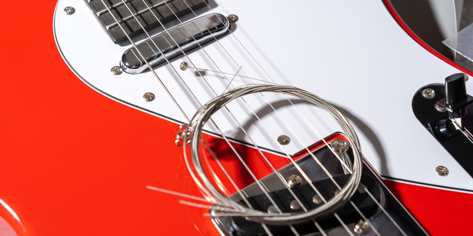 Saiten auf einer E-Gitarre