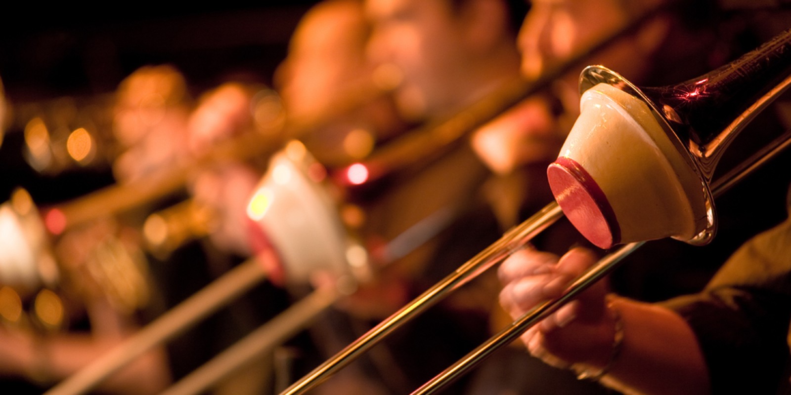 Posaunen mit Dämpfern im Ensemble