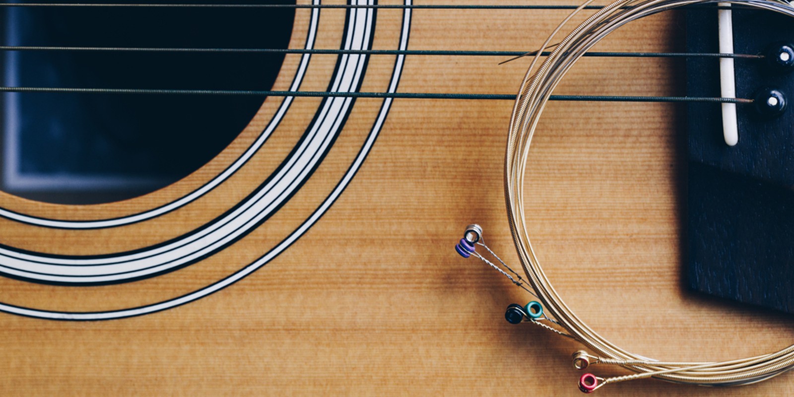 Saiten auf einer Akustikgitarre