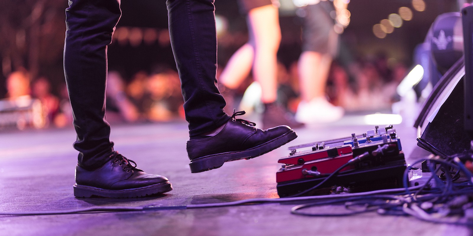 Effekte auf Pedalboard im Livebetrieb auf der Bühne