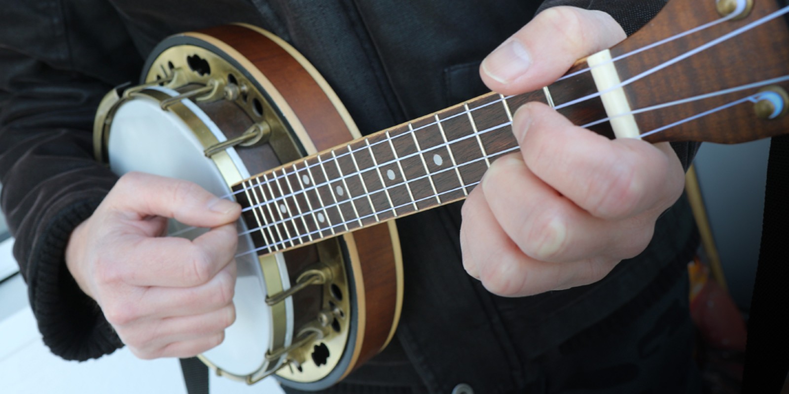 Person spielt ein Banjo