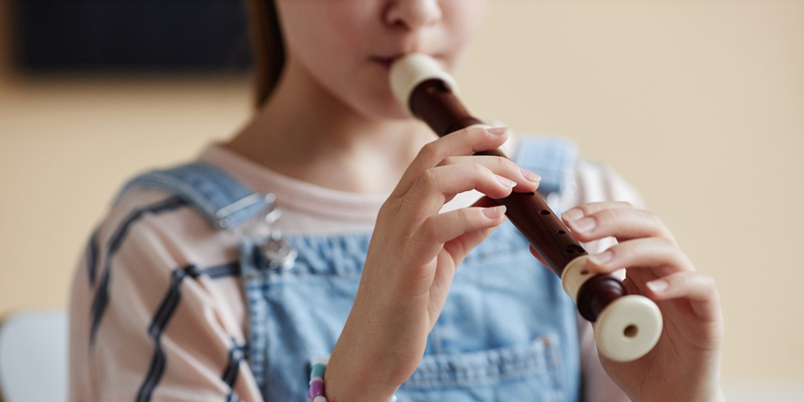 Mädchen spielt eine Blockflöte