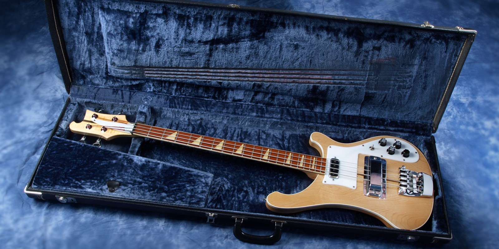 E-Bass im geöffnetem Koffer