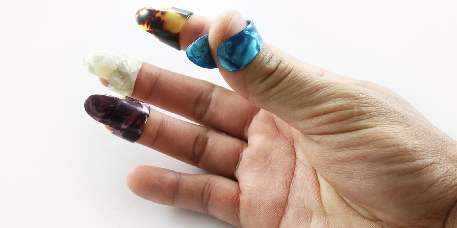 Hand mit Fingerplektren für Gitarre