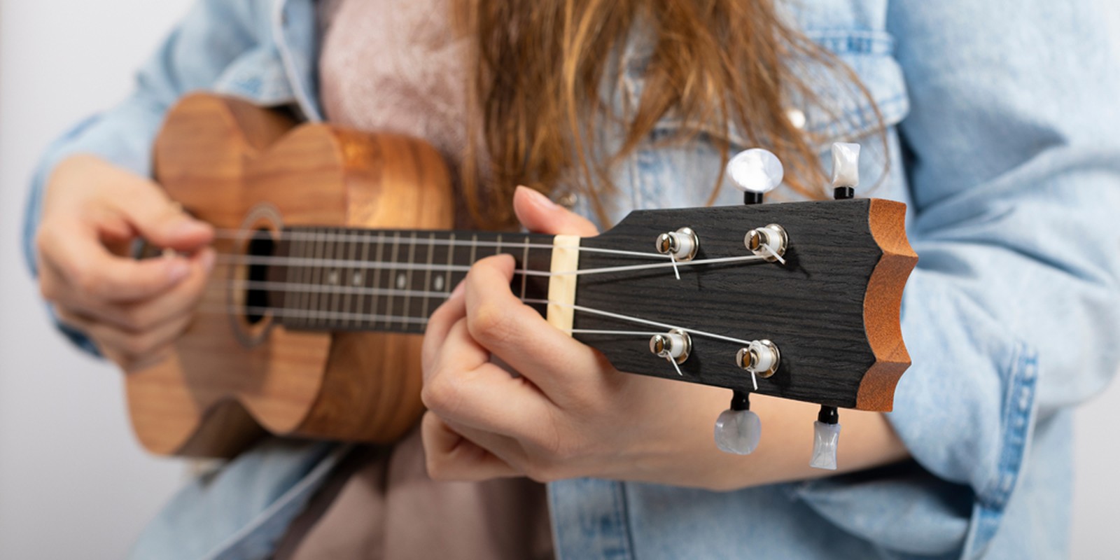 Person spielt eine Ukulele