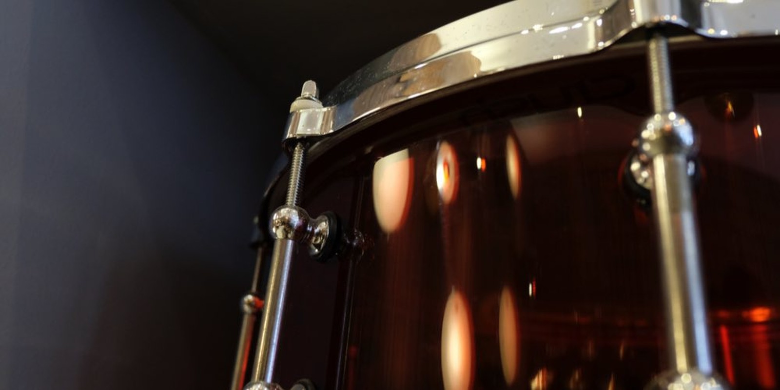 Snaredrums mit einem Messingkessel (engl. Brass) 