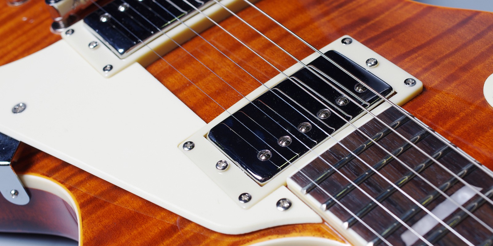 Saiten auf einer E-Gitarre