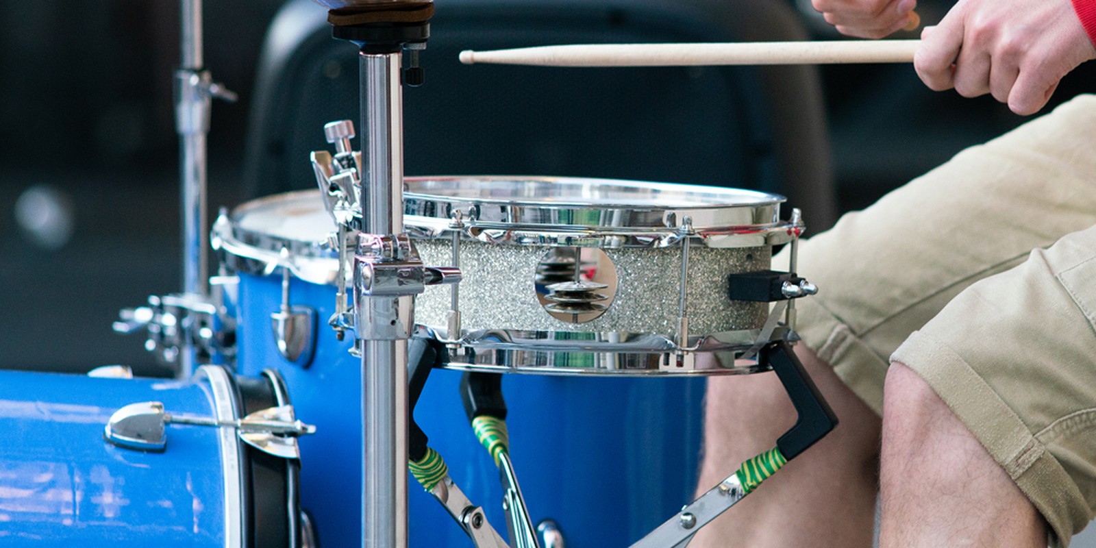 10" Holzsnare an blauem Drumkit