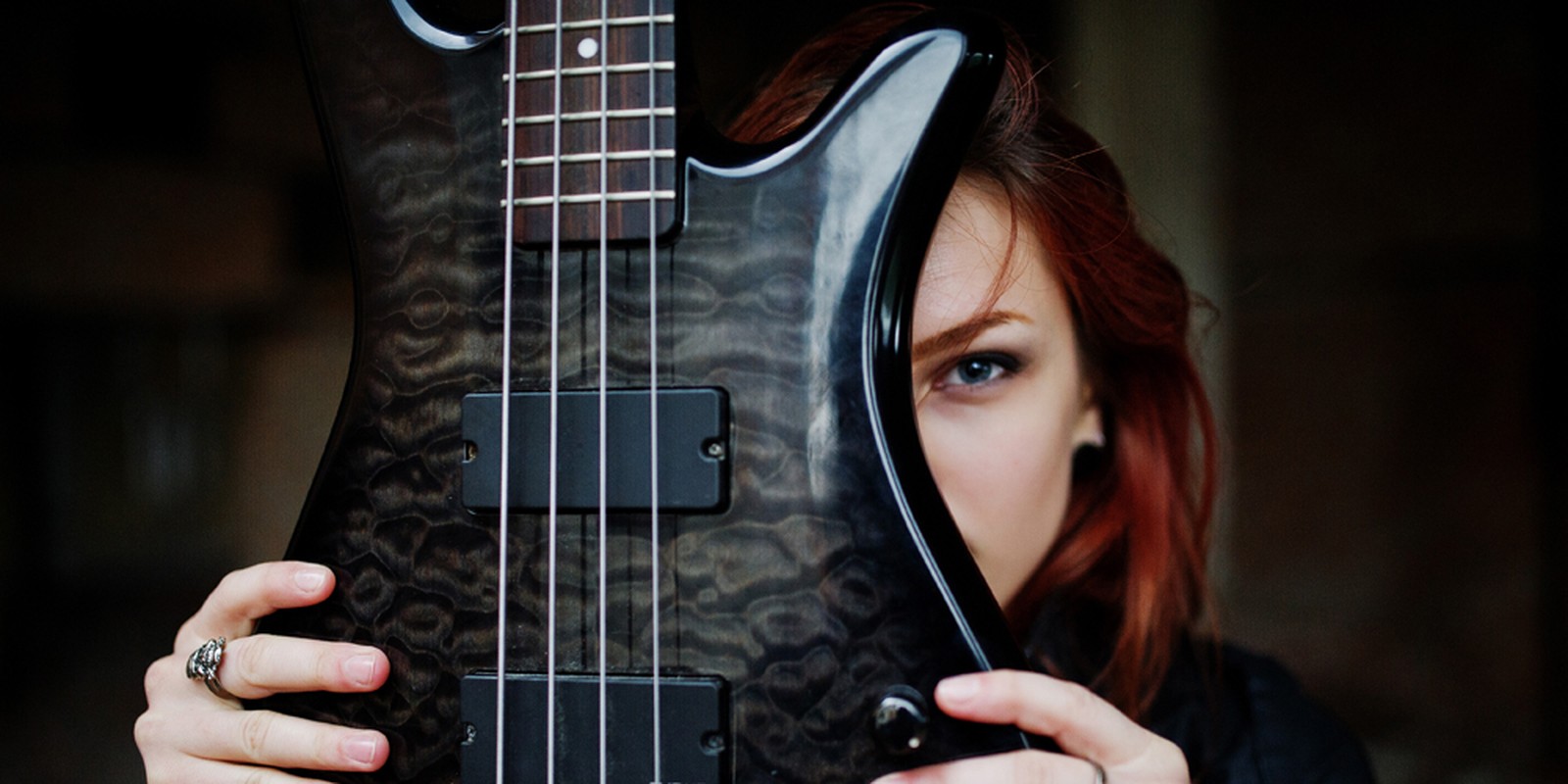 Weibliche Person hinter E-Bass