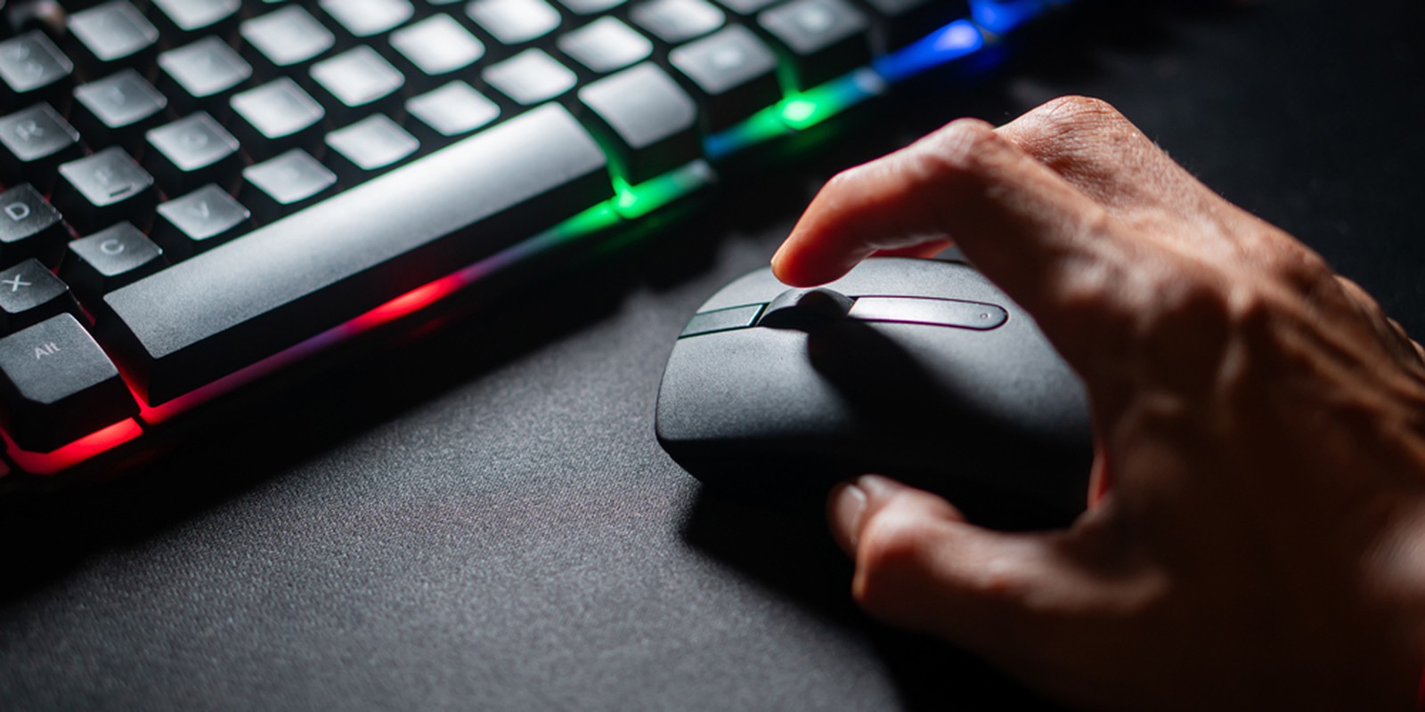 Hand bedient eine Computermaus