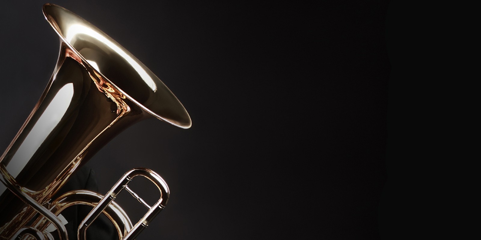 Tuba vor dunklem Hintergrund im Detail