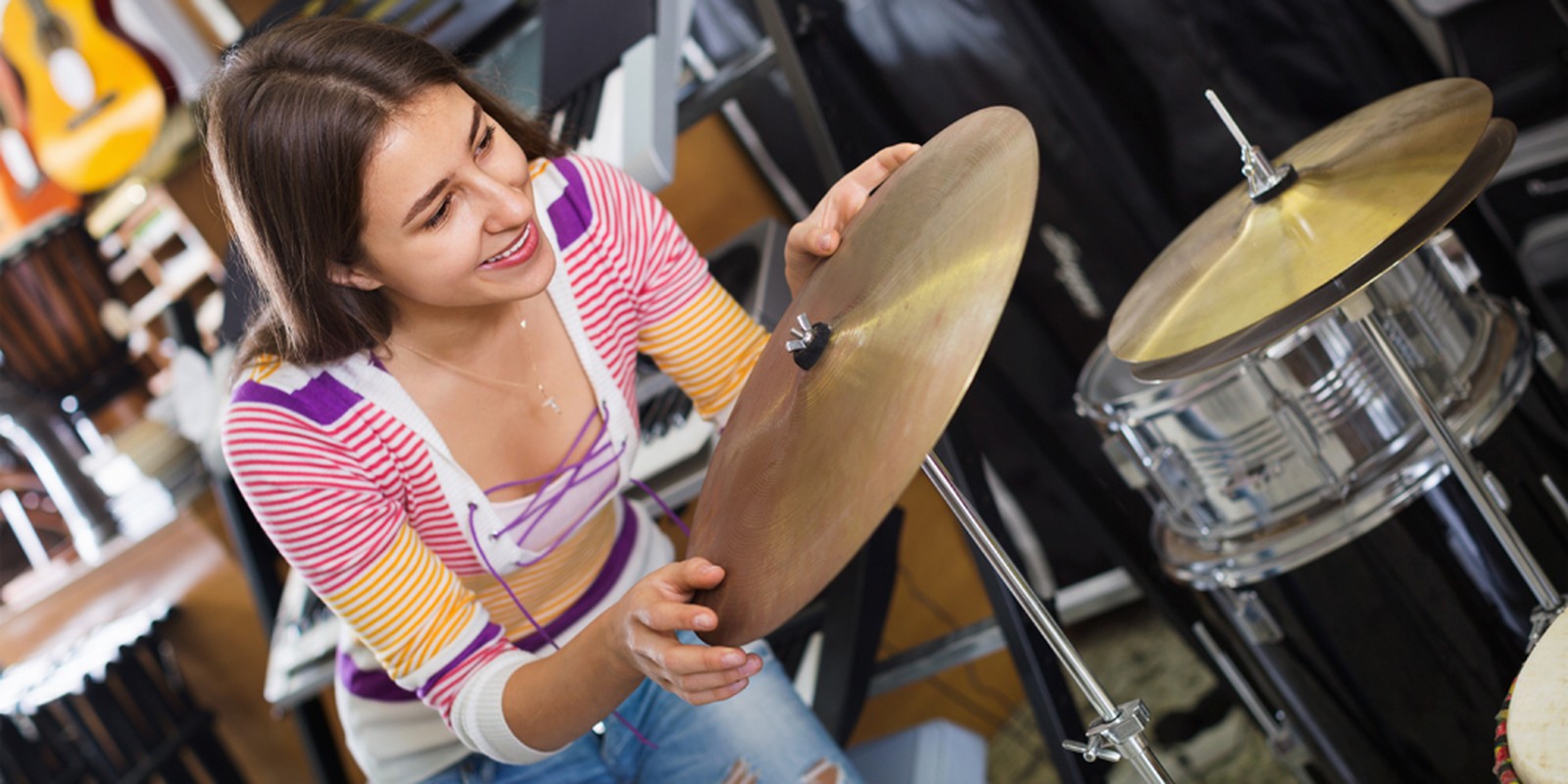 Frau montiert Becken auf einem geraden Beckenständer