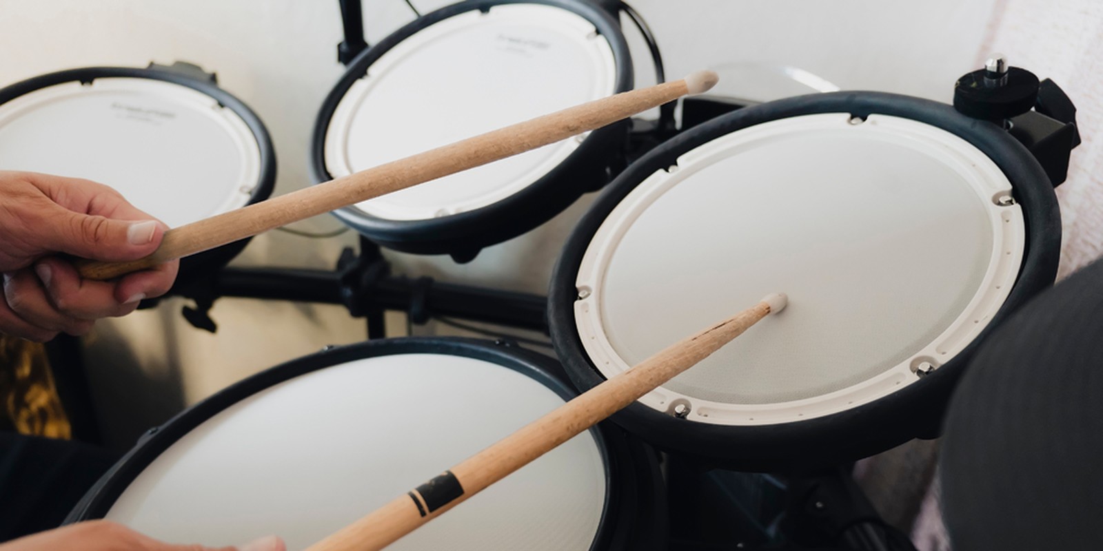 Tom- und Snare Pads eines E-Drumsets