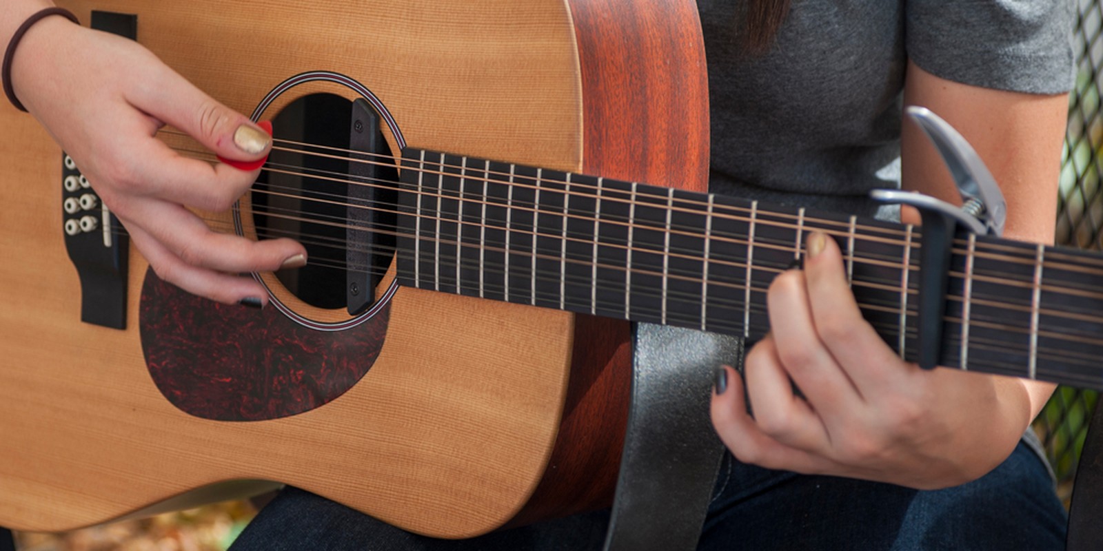 12-saitige Gitarre mit Kapodaster